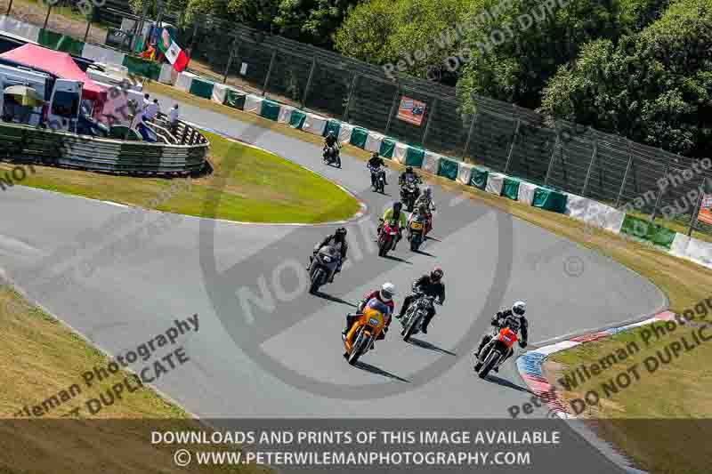 Vintage motorcycle club;eventdigitalimages;mallory park;mallory park trackday photographs;no limits trackdays;peter wileman photography;trackday digital images;trackday photos;vmcc festival 1000 bikes photographs